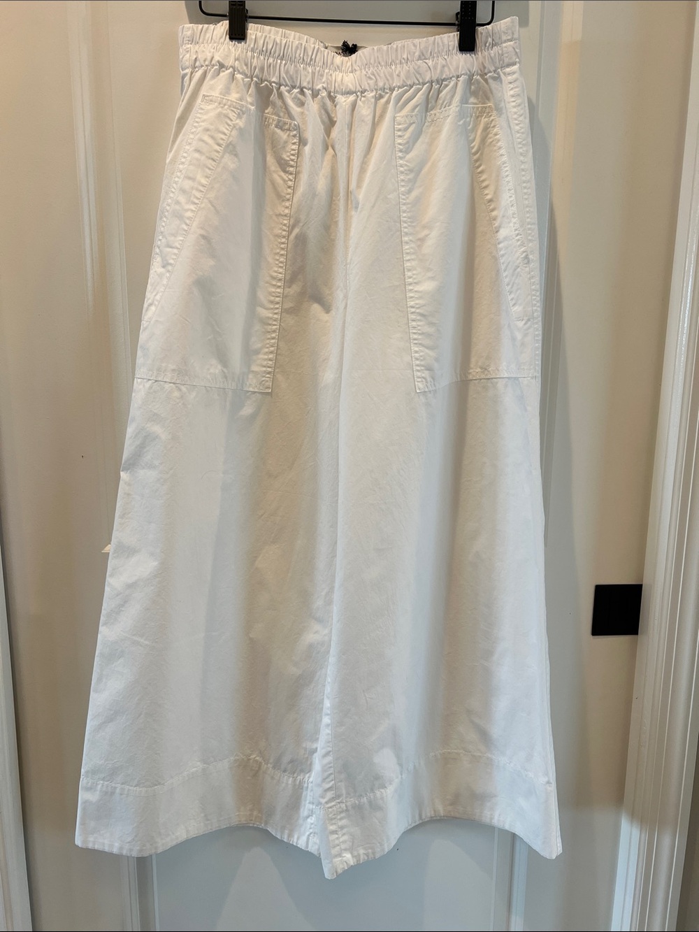 Banana Republic Bright White 100% Cotton wide leg pants. Size Small.